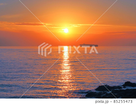 12月の鋸南町元名岬での沈みゆく太陽 12月の鋸南町元名岬での沈みゆく太陽 85255473