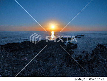 12月の鋸南町元名岬での沈みゆく太陽 12月の鋸南町元名岬での沈みゆく太陽 85255474