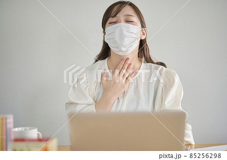 花粉症でのどが痛い若い女性 85256298