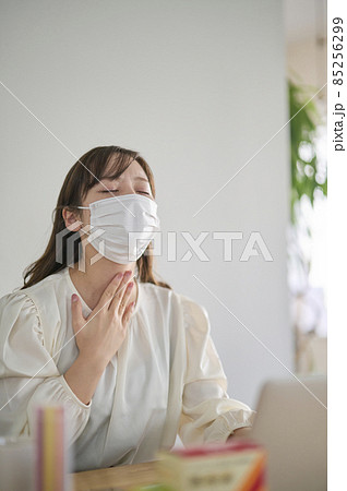 花粉症でのどが痛い若い女性 花粉症でのどが痛い若い女性 85256299