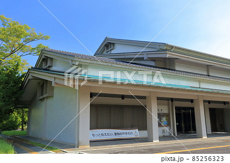 自然豊かな森に囲まれた建物（愛知県陶磁美術館　南館　愛知県 瀬戸市） 85256323