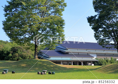 自然豊かな森に囲まれた建物（愛知県陶磁美術館　南館　愛知県 瀬戸市） 85256332