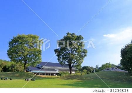 自然豊かな森に囲まれた建物（愛知県陶磁美術館　南館　愛知県 瀬戸市） 85256333