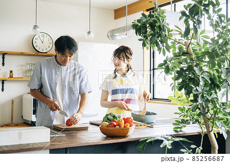 一緒に料理を作る男女（夫婦） 85256687