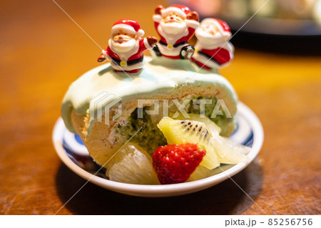 手作りのクリスマスロールケーキ 手作りのクリスマスロールケーキ 85256756