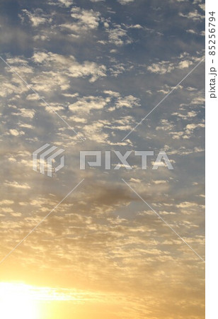 日が沈みゆく空とちぎれ雲 85256794