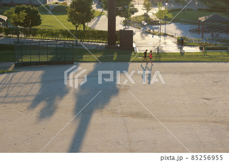 夕暮れ時グランドをジョギングする 夕暮れ時グランドをジョギングする 85256955