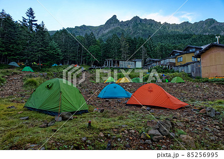 赤岳鉱泉のキャンプ場から望む朝の八ヶ岳連峰・横岳稜線 85256995