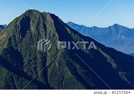 八ヶ岳連峰・硫黄岳稜線から見る阿弥陀岳と北岳・甲斐駒ヶ岳 85257004