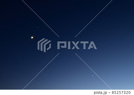 北杜市白州町、夕空に輝く月齢4.8の月と接近した木星 北杜市白州町、夕空に輝く月齢4.8の月と接近した木星 85257320