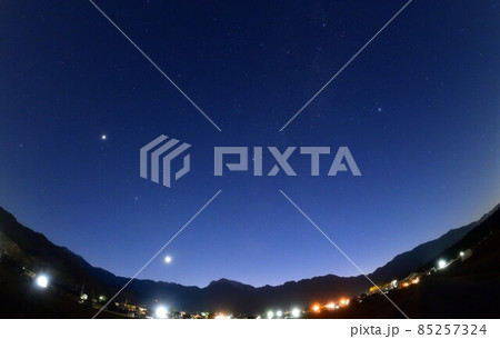 北杜市白州町、夕空に輝く惑星整列（左上から木星・土製・金星）と夏の大三角 85257324