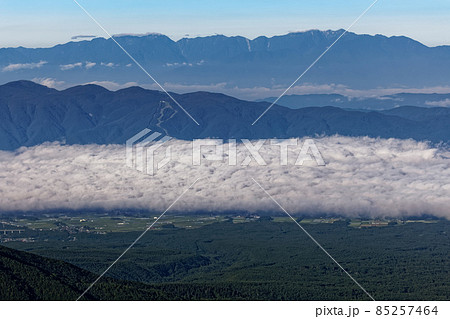 八ヶ岳連峰・硫黄岳稜線から見る雲海と中央アルプスの山並み 85257464