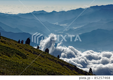 八ヶ岳連峰・硫黄岳稜線を行く登山者と朝の山並み 八ヶ岳連峰・硫黄岳稜線を行く登山者と朝の山並み 85257468