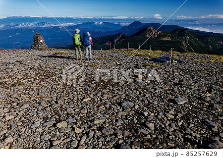 八ヶ岳連峰・硫黄岳山頂の登山者と天狗岳・蓼科山の眺め 八ヶ岳連峰・硫黄岳山頂の登山者と天狗岳・蓼科山の眺め 85257629