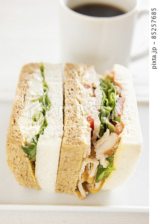 美味しいスモークチキンサンドとポテトグラタンサンドとコーヒー 85257685