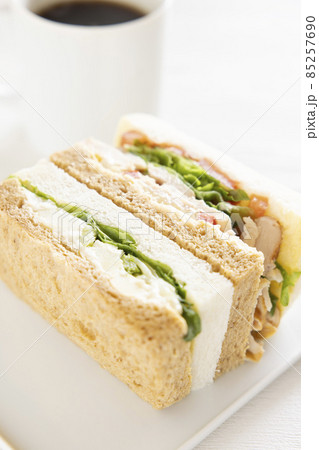 美味しいスモークチキンサンドとポテトグラタンサンドとコーヒー 美味しいスモークチキンサンドとポテトグラタンサンドとコーヒー 85257690