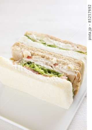 美味しいスモークチキンサンドとポテトグラタンサンド 85257692