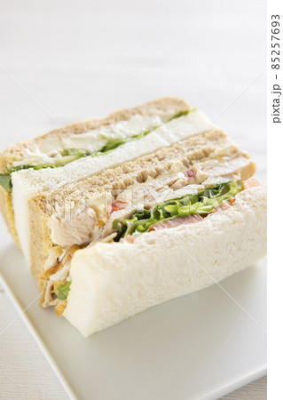 美味しいスモークチキンサンドとポテトグラタンサンド 美味しいスモークチキンサンドとポテトグラタンサンド 85257693