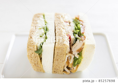 美味しいスモークチキンサンドとポテトグラタンサンド 85257698