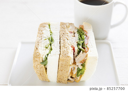美味しいスモークチキンサンドとポテトグラタンサンドとコーヒー 美味しいスモークチキンサンドとポテトグラタンサンドとコーヒー 85257700