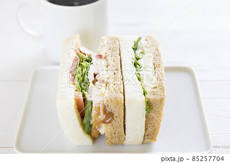 美味しいスモークチキンサンドとポテトグラタンサンドとコーヒー 美味しいスモークチキンサンドとポテトグラタンサンドとコーヒー 85257704