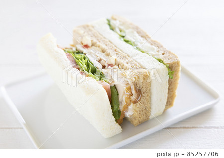 美味しいスモークチキンサンドとポテトグラタンサンド 85257706