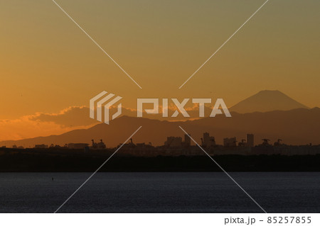風景　富士山、冬の夕方。クレーンは大井埠頭、右は大山、丹沢山系の向こうに薄墨色の富士山 85257855