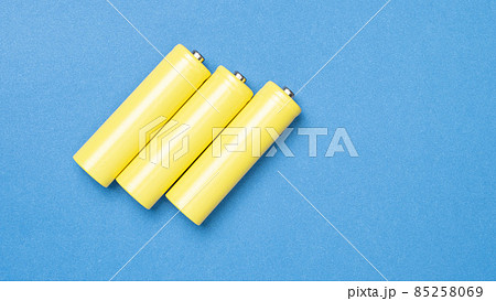 【産業】黄色の乾電池　青背景　 85258069