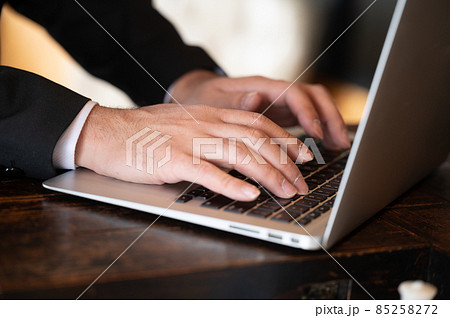 パソコンをしている男性の手元のクローズアップ 85258272