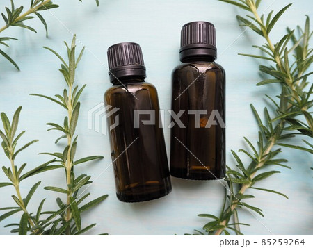 2本のアロマオイルボトルとローズマリーの葉 2本のアロマオイルボトルとローズマリーの葉 85259264