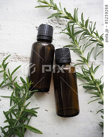 2本のアロマオイルボトルとローズマリーの葉 2本のアロマオイルボトルとローズマリーの葉 85259268