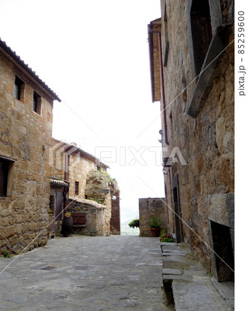 イタリア　チヴィタディバニョレージョの路地 85259600