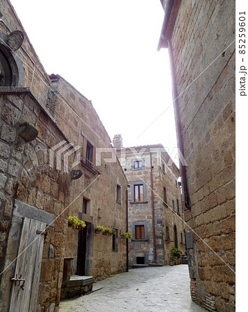 イタリア　チヴィタディバニョレージョの路地 85259601