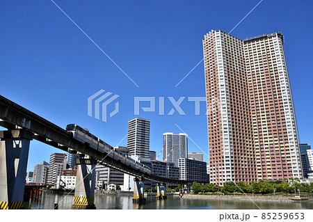 高浜運河橋梁を走行する東京モノレール 85259653