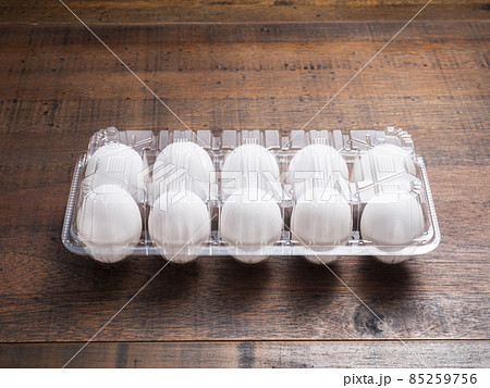 プラスチック製のパックに入った白い卵 プラスチック製のパックに入った白い卵 85259756