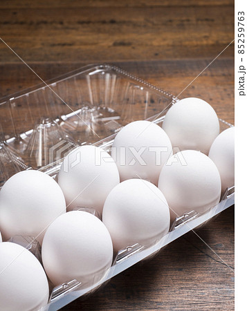 プラスチック製のパックに入った白い卵 85259763