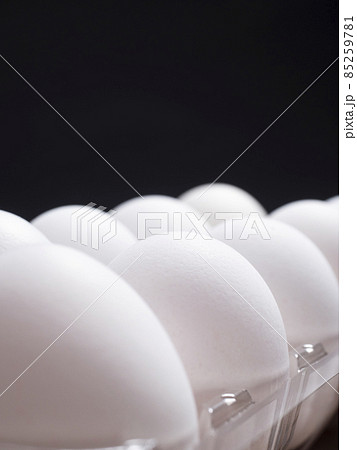 プラスチック製のパックに入った白い卵 85259781