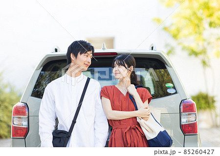 ドライブに行く若い男女 85260427