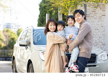 車でお出かけする家族 車でお出かけする家族 85260713