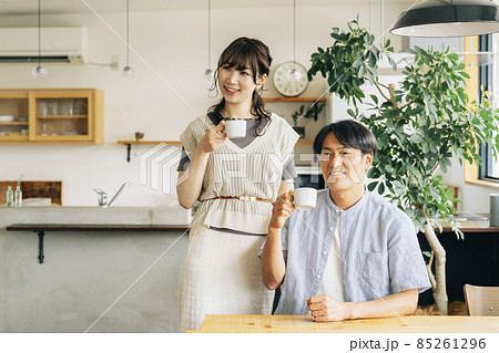 おしゃれ空間でコーヒーを飲む男女 おしゃれ空間でコーヒーを飲む男女 85261296