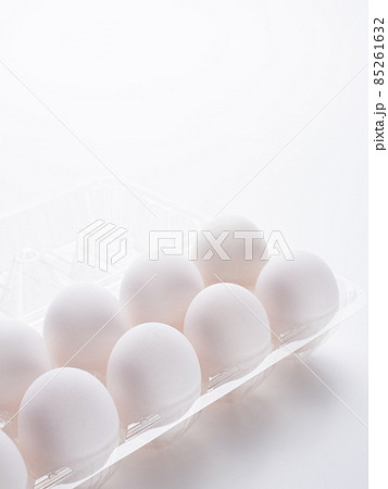 プラスチック製のパックに入った白い卵 プラスチック製のパックに入った白い卵 85261632