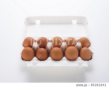 紙製のパックに入った赤い卵 85261641