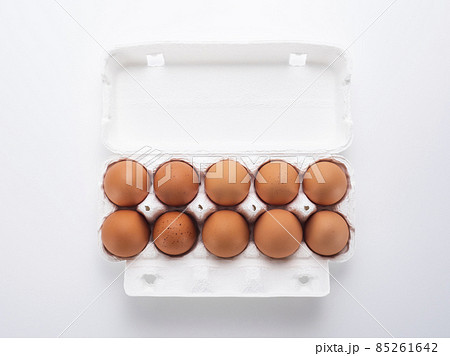 紙製のパックに入った赤い卵 85261642