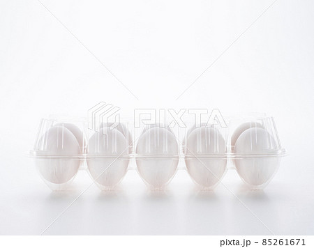 プラスチック製のパックに入った白い卵 85261671