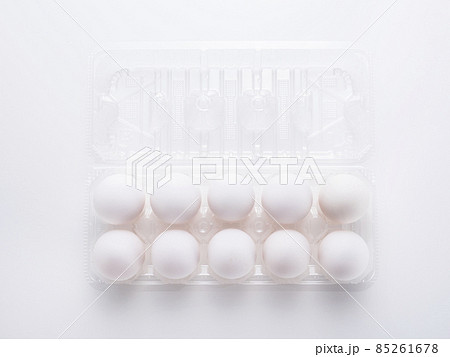 プラスチック製のパックに入った白い卵 85261678