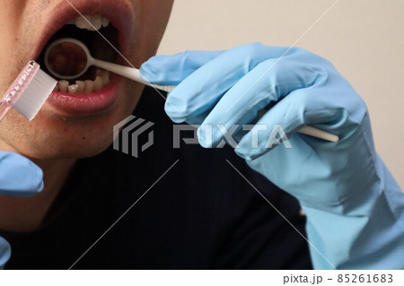 歯のケアをする人物 85261683