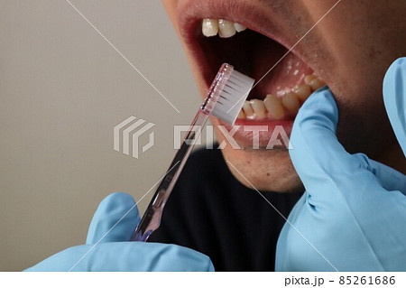 歯のケアをする人物 85261686