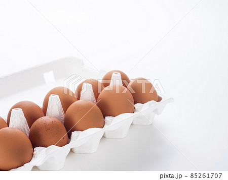 紙製のパックに入った赤い卵 85261707