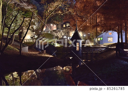 飯能市あけぼの子どもの森公園、秋のライトアップで水浴び小屋を始め施設のほとんどをカメラに収める 85261785