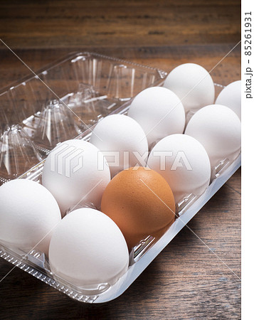 ひとつだけ赤玉が入った卵のパック 85261931